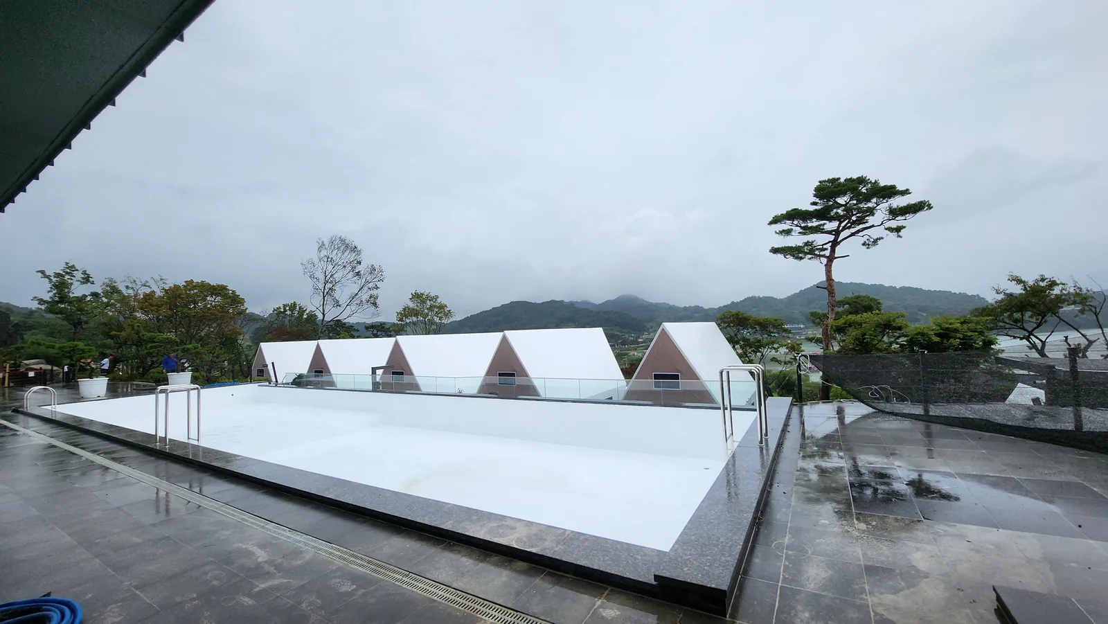 충남 예산 글램핑장 수영장 설비 시공 현장 사진 1