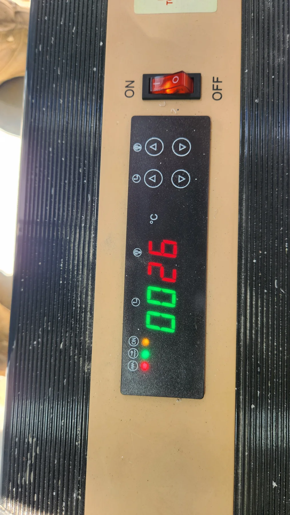 26도로 설정된 수영장 전기히터 디지털 온도 제어부